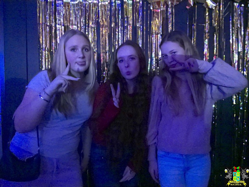 ../Images/Jeugd Opwarmbal Photobooth 054.jpg